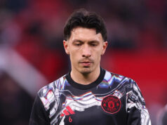 VAR udeľuje červenú kartu po incidente s ťahaním vlasov na Old Trafford Download app from appStore