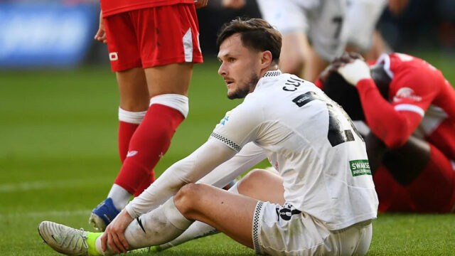 Vitor Matos máva rukami počas remízy Swansea s Middlesbrough 