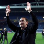 Frank Lampard, manažér Coventry City, vyjadruje fanúšikom uznanie, keď oslavuje zabezpečenie postupu po zápase Sky Bet Championship medzi Blackburn Rovers a Coventry City v Ewood Parku 17. apríla 2026 v Blackburne v Anglicku.