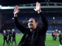 Vedenie Coventry City ako Frank Lampard pokračuje v prestupovom ošiali po návrate 100 miliónov libier do Premier League Frank Lampard, manažér Coventry City, vyjadruje fanúšikom uznanie, keď oslavuje zabezpečenie postupu po zápase Sky Bet Championship medzi Blackburn Rovers a Coventry City v Ewood Parku 17. apríla 2026 v Blackburne v Anglicku.