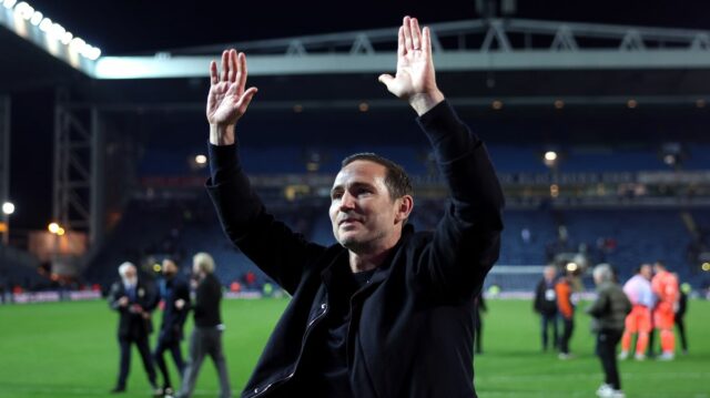 Frank Lampard, manažér Coventry City, vyjadruje fanúšikom uznanie, keď oslavuje zabezpečenie postupu po zápase Sky Bet Championship medzi Blackburn Rovers a Coventry City v Ewood Parku 17. apríla 2026 v Blackburne v Anglicku.