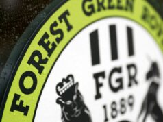 Vegánsky futbalový klub odmieta tvrdenie, že fanúšik bol vyhodený za to, že si dal „slaninu sarnie“ Odznak Forest Green Rovers
