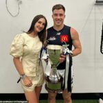 Alexandru Merrett (na snímke s manželom Zachom) kritizovali dve bývalé hviezdy AFL, ktoré sa stali komentátormi po zverejnení videa TikTok, zatiaľ čo jej strana v nedeľu prehrávala.