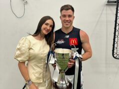 Veľkí AFL odsúdili footyho WAG za to, že natočil video TikTok po tom, čo opustil svojho manžela uprostred zápasu Alexandru Merrett (na snímke s manželom Zachom) kritizovali dve bývalé hviezdy AFL, ktoré sa stali komentátormi po zverejnení videa TikTok, zatiaľ čo jej strana v nedeľu prehrávala.