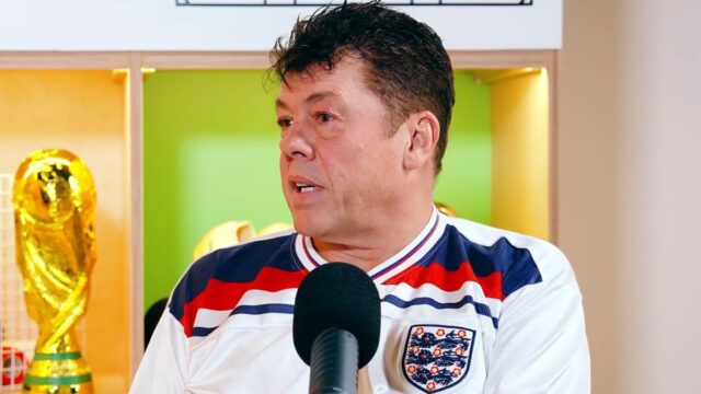 Anglický fanúšik Andy Milne hovorí v In The Mixer