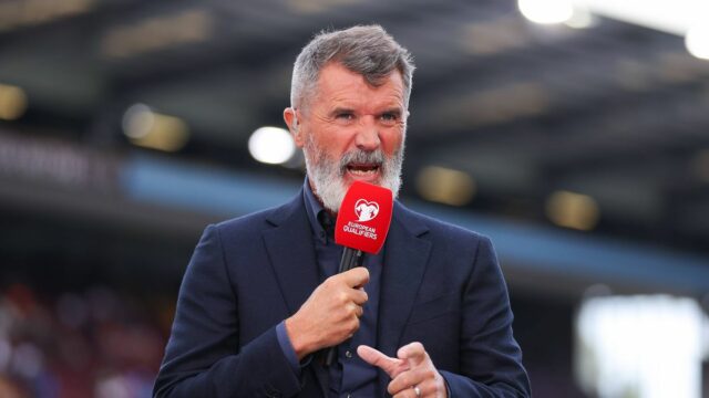 Roy Keane hovorí do mikrofónu
