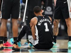 Victor Wembanyama (rebro) odchádza z víťazstva Spurs; prognóza neznáma NBA: Philadelphia 76ers v San Antonio Spurs