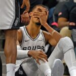 Victor Wembanyama vylúčil z hry Spurs 2 po tom, čo vstúpil do protokolu o otrasoch mozgu