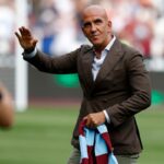 Video: Legenda West Hamu Di Canio v bolestiach po údere hlavy pri stole počas talianskeho vyčíňania v priamom televíznom prenose