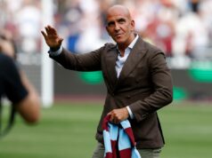 Video: Legenda West Hamu Di Canio v bolestiach po údere hlavy pri stole počas talianskeho vyčíňania v priamom televíznom prenose Video: Legenda West Hamu Di Canio v bolestiach po údere hlavy pri stole počas talianskeho vyčíňania v priamom televíznom prenose