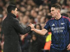 Viktor Gyokeres priznáva Arsenalu „nervy“ a reaguje na požiadavku Mikela Artetu Švédsky útočník Arsenalu č. 14 Viktor Gyokeres (R) si podáva ruku so španielskym manažérom Arsenalu Mikelom Artetom (L), keď je striedaný počas futbalového zápasu anglickej Premier League medzi Leeds United a Arsenalom na Elland Road v Leedse v severnom Anglicku 31. januára 2026. (Foto: Oli SCARFF/AFP)USE EDITORESTRIC. Nepoužívajte s nepovoleným zvukom, videom, údajmi, súpiskami zápasov, logami klubov/ligy alebo „živými“ službami. Online použitie v zápase je obmedzené na 120 obrázkov. Ďalších 40 obrázkov môže byť použitých v predĺžení. Nie emulácia videa. Používanie sociálnych médií počas zápasu je obmedzené na 120 obrázkov. Ďalších 40 obrázkov môže byť použitých v predĺžení. Nepoužívajte v publikáciách o stávkach, hrách alebo publikáciách pre jednotlivé kluby/ligy/hráčov.