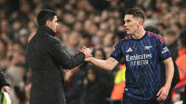 Švédsky útočník Arsenalu č. 14 Viktor Gyokeres (R) si podáva ruku so španielskym manažérom Arsenalu Mikelom Artetom (L), keď je striedaný počas futbalového zápasu anglickej Premier League medzi Leeds United a Arsenalom na Elland Road v Leedse v severnom Anglicku 31. januára 2026. (Foto: Oli SCARFF/AFP)USE EDITORESTRIC. Nepoužívajte s nepovoleným zvukom, videom, údajmi, súpiskami zápasov, logami klubov/ligy alebo „živými“ službami. Online použitie v zápase je obmedzené na 120 obrázkov. Ďalších 40 obrázkov môže byť použitých v predĺžení. Nie emulácia videa. Používanie sociálnych médií počas zápasu je obmedzené na 120 obrázkov. Ďalších 40 obrázkov môže byť použitých v predĺžení. Nepoužívajte v publikáciách o stávkach, hrách alebo publikáciách pre jednotlivé kluby/ligy/hráčov.