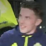 Viktor Gyokeres vystupuje zo švédskeho tímového autobusu