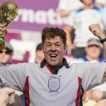 Andy Milne (62) sa preslávil po tom, ako sa šíril obraz, na ktorom má na sebe tričko Three Lions a drží repliku trofeje Svetového pohára na Katare 2022.