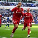 LIVERPOOL, ANGLICKO - 19. APRÍLA: (VYCHÁDZA SLNKO, VONKA SLNKO) Virgil van Dijk z Liverpoolu oslavuje strelenie druhého gólu svojho tímu počas zápasu Premier League medzi Evertonom a Liverpoolom na štadióne Hill Dickinson 19. apríla 2026 v Liverpoole v Anglicku. (Foto Liverpool FC/Liverpool FC cez Getty Images)