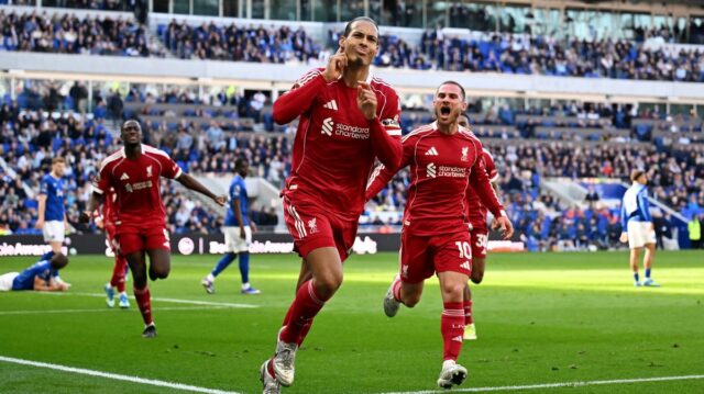 LIVERPOOL, ANGLICKO - 19. APRÍLA: (VYCHÁDZA SLNKO, VONKA SLNKO) Virgil van Dijk z Liverpoolu oslavuje strelenie druhého gólu svojho tímu počas zápasu Premier League medzi Evertonom a Liverpoolom na štadióne Hill Dickinson 19. apríla 2026 v Liverpoole v Anglicku. (Foto Liverpool FC/Liverpool FC cez Getty Images)