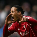 MANCHESTER, ANGLICKO – 4. APRÍLA: (VYCHÁDZA SLNKO, VONKA SLNKO) Virgil van Dijk z Liverpoolu dáva pokyny tímu počas štvrťfinále Emirates FA Cupu medzi Manchestrom City a Liverpoolom na Etihad Stadium 4. apríla 2026 v Manchestri v Anglicku. (Foto Liverpool FC/Liverpool FC cez Getty Images)