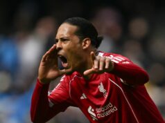 Virgil van Dijk hovorí, že Liverpool sa v štipľavom ponižovaní v Man City „vzdal“. MANCHESTER, ANGLICKO – 4. APRÍLA: (VYCHÁDZA SLNKO, VONKA SLNKO) Virgil van Dijk z Liverpoolu dáva pokyny tímu počas štvrťfinále Emirates FA Cupu medzi Manchestrom City a Liverpoolom na Etihad Stadium 4. apríla 2026 v Manchestri v Anglicku. (Foto Liverpool FC/Liverpool FC cez Getty Images)