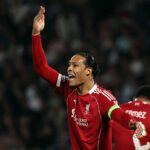 Virgil van Dijk kritizoval za napádanie Joea Gomeza, keď sa Liverpoolska kríza po prehre s PSG prehlbuje