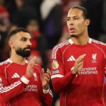 LIVERPOOL, ANGLICKO – 3. DECEMBRA: (VYCHÁDZA SLNKO, VYCHÁDZA SLNKO) Mohamed Salah a Virgil van Dijk z Liverpoolu tlieskajú fanúšikom po zápase Premier League medzi Liverpoolom a Sunderlandom na Anfielde 3. decembra 2025 v Liverpoole v Anglicku. (Foto Liverpool FC/Liverpool FC cez Getty Images)
