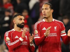 Virgil van Dijk rieši obavy Mo Salaha zo zranenia, keď hviezda Liverpoolu čelí pretekom s časom LIVERPOOL, ANGLICKO – 3. DECEMBRA: (VYCHÁDZA SLNKO, VYCHÁDZA SLNKO) Mohamed Salah a Virgil van Dijk z Liverpoolu tlieskajú fanúšikom po zápase Premier League medzi Liverpoolom a Sunderlandom na Anfielde 3. decembra 2025 v Liverpoole v Anglicku. (Foto Liverpool FC/Liverpool FC cez Getty Images)