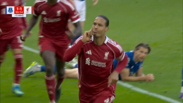 Virgil van Dijk strelil posledného víťaza po dychu, keď Liverpool porazil Everton v dramatickom Merseyside derby
