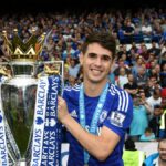 Oscar drží trofej Premier League v roku 2015