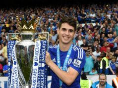 Víťaz Chelsea Premier League roztrhol zmluvu a odstúpil po kolapse na tréningu Oscar drží trofej Premier League v roku 2015