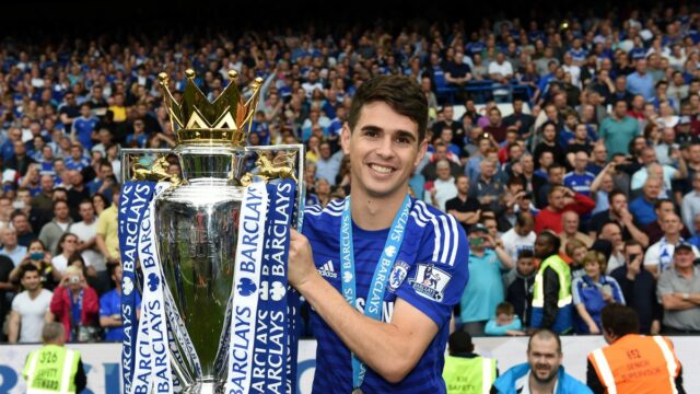 Oscar drží trofej Premier League v roku 2015