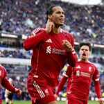 LIVERPOOL, ANGLICKO - 19. APRÍLA: (VYCHÁDZA SLNKO, VONKA SLNKO) Virgil van Dijk z Liverpoolu oslavuje strelenie druhého gólu svojho tímu počas zápasu Premier League medzi Evertonom a Liverpoolom na štadióne Hill Dickinson 19. apríla 2026 v Liverpoole v Anglicku. (Foto Liverpool FC/Liverpool FC cez Getty Images)