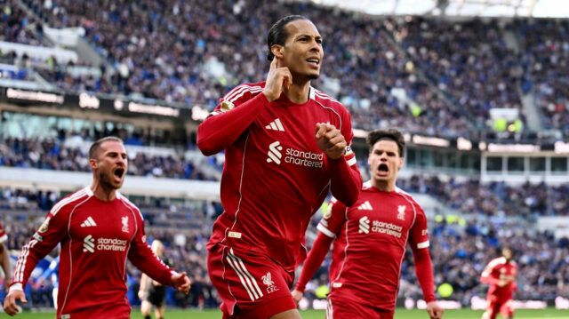 LIVERPOOL, ANGLICKO - 19. APRÍLA: (VYCHÁDZA SLNKO, VONKA SLNKO) Virgil van Dijk z Liverpoolu oslavuje strelenie druhého gólu svojho tímu počas zápasu Premier League medzi Evertonom a Liverpoolom na štadióne Hill Dickinson 19. apríla 2026 v Liverpoole v Anglicku. (Foto Liverpool FC/Liverpool FC cez Getty Images)