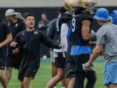 Vnútri snahy Boba Chesneyho prerobiť UCLA jeden tréning za druhým Vnútri snahy Boba Chesneyho prerobiť UCLA jeden tréning za druhým