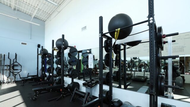 Vnútri základne anglickej centrály Svetového pohára - telocvičňa a tréningové ihriská