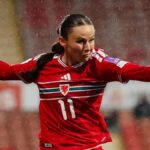 Vo forme Cain vystupuje na tanier pre Wales