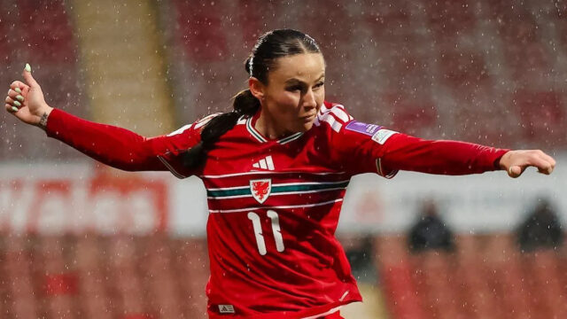 Vo forme Cain vystupuje na tanier pre Wales
