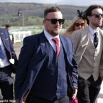 Vo svete točenia peňazí Luka Littlera: PR expert odhaľuje, prečo senzácia v šípkach zatienila Emma Raducanu, „dôvtipný“ dôvod, prečo obchoduje s kartami na eBay a ako by ich trhová hodnota mohla dosiahnuť 90 MILIÓNOV £