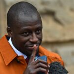 Benjamin Mendy sa prizerá počas zápasu Pogon Štetín