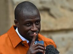 Vo veľmi odlišnom živote Benjamina Mendyho po súdnych sporoch a novej práci v Poľsku Benjamin Mendy sa prizerá počas zápasu Pogon Štetín