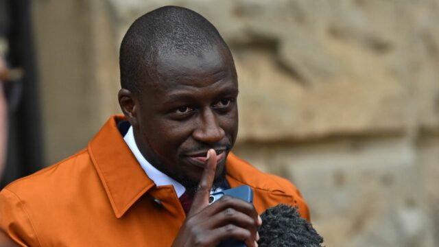 Benjamin Mendy sa prizerá počas zápasu Pogon Štetín