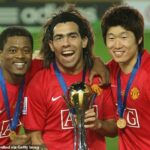 Carlos Tevez (v strede) sa opäť stretol s Patrice Evrom (vľavo) a Park Ji-Sung (vpravo), aby predviedli svoje sídlo