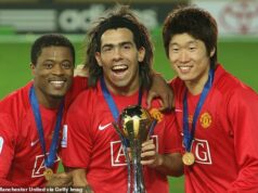 Vo vnútri bláznivého sídla bývalej hviezdy Premier League s bazénom ako v rezorte a vlastným tunelom slávy Carlos Tevez (v strede) sa opäť stretol s Patrice Evrom (vľavo) a Park Ji-Sung (vpravo), aby predviedli svoje sídlo