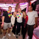 Rob Gronkowski (úplne vpravo) sa v nedeľu večer v Las Vegas uvoľnil s priateľkou Camille Kostekovou (druhá vpravo) a jeho otcom Gordonom (uprostred).
