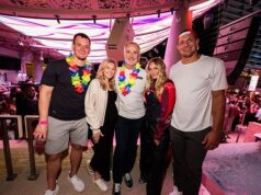 Vo vnútri bláznivej WrestleMania párty Roba Gronkowského: Večierky hviezd NFL bez košele s modelkou priateľkou… ako jeho otec prezrádza všetko o divokom dieťati Rob Gronkowski (úplne vpravo) sa v nedeľu večer v Las Vegas uvoľnil s priateľkou Camille Kostekovou (druhá vpravo) a jeho otcom Gordonom (uprostred).