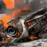 Vozidlá horia v Izraeli po zásahu troskami iránskych projektilov | Americko-izraelská vojna proti Iránu