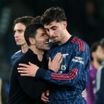 Mikel Arteta oslavuje s Kaiom Havertzom po neskorom víťazstve Arsenalu nad Sportingom