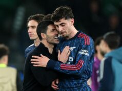 Všetci čakajú, že Arsenal skolabuje – no víťazstvo Sportingu by to všetko mohlo zmeniť Mikel Arteta oslavuje s Kaiom Havertzom po neskorom víťazstve Arsenalu nad Sportingom