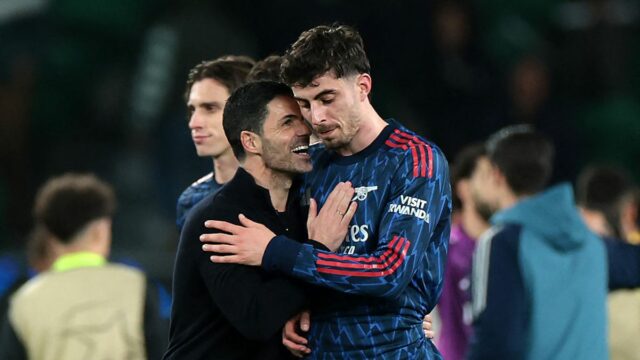 Všetci čakajú, že Arsenal skolabuje – no víťazstvo Sportingu by Mikel Arteta oslavuje s Kaiom Havertzom po neskorom víťazstve Arsenalu nad Sportingom