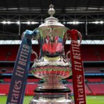 Trofej Emirates FA Cup na podstavci na vnútornej strane štadióna pred finálovým zápasom Emirates FA Cup medzi Manchester City a Manchester United na štadióne Wembley 25. mája 2024 v Londýne v Anglicku.