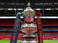 Vstupenky na finále FA Cupu sú dostupné už pred oficiálnym pridelením Chelsea a Man City Trofej Emirates FA Cup na podstavci na vnútornej strane štadióna pred finálovým zápasom Emirates FA Cup medzi Manchester City a Manchester United na štadióne Wembley 25. mája 2024 v Londýne v Anglicku.