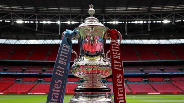Trofej Emirates FA Cup na podstavci na vnútornej strane štadióna pred finálovým zápasom Emirates FA Cup medzi Manchester City a Manchester United na štadióne Wembley 25. mája 2024 v Londýne v Anglicku.